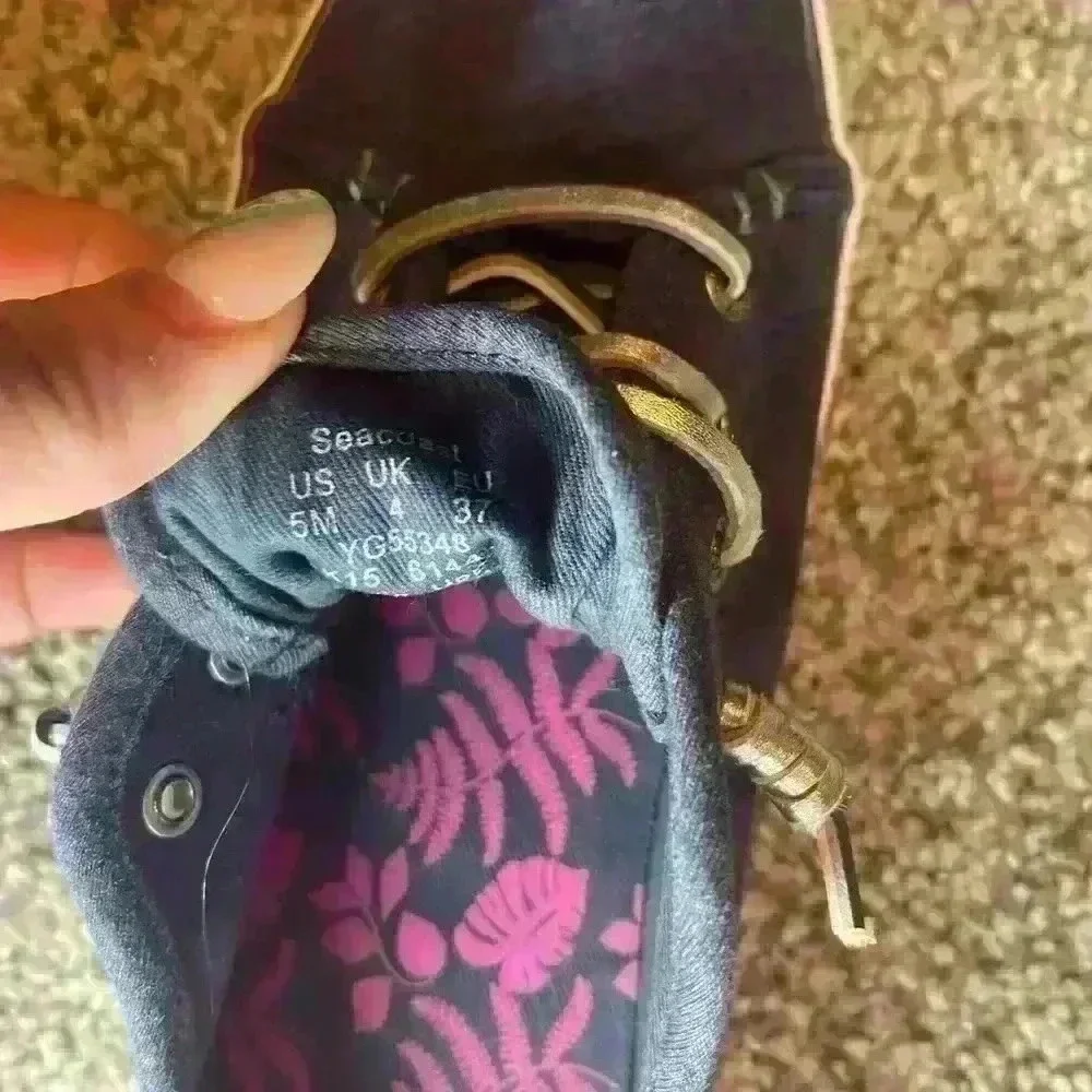 Slip on Sperry topsider size 5 Womens